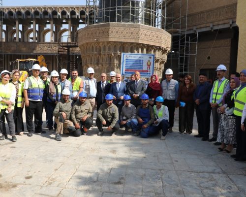 وزير الاعمار والاسكان يزور مشروع تأهيل مأذنة جامع الخلفاء في بغداد